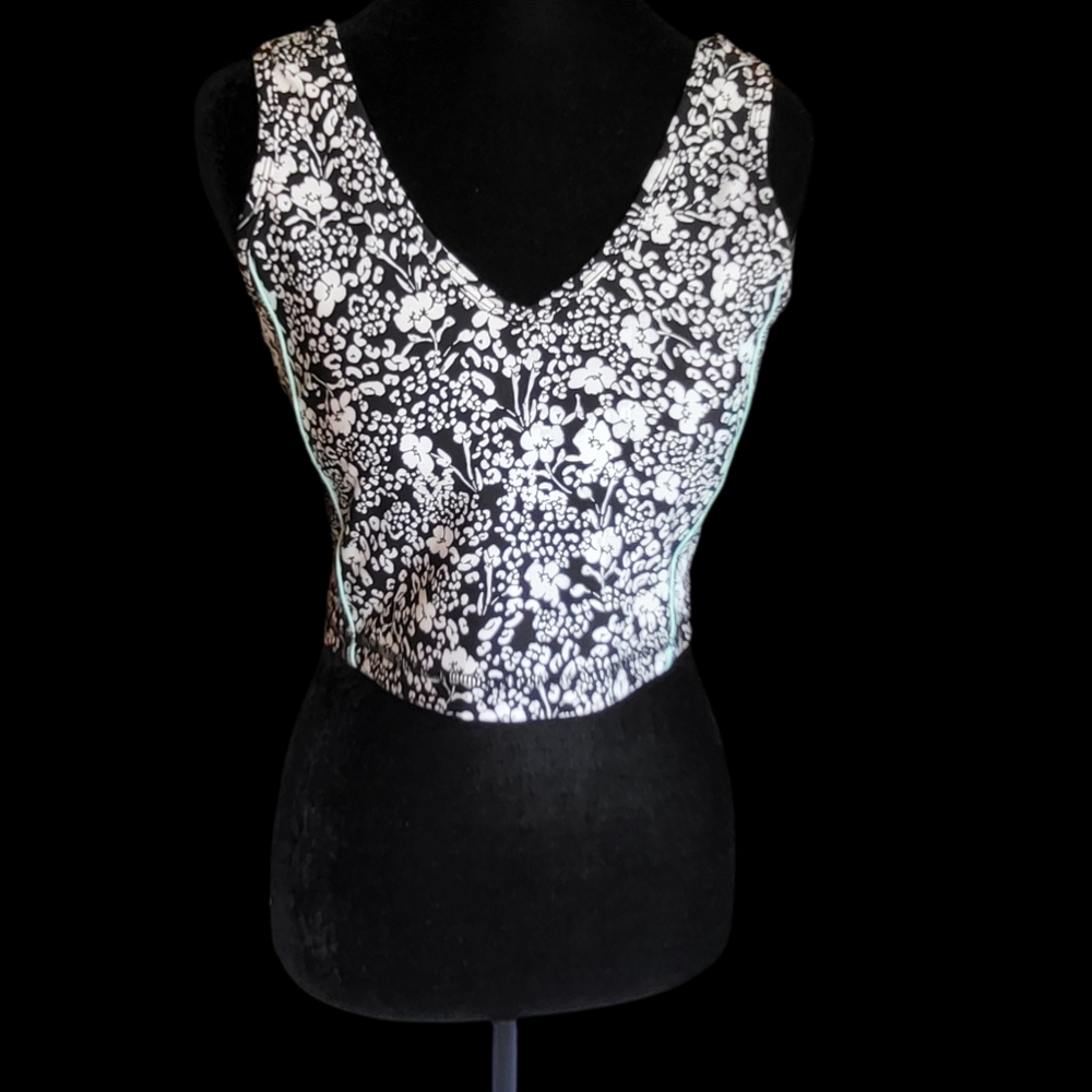 Cropped Sports Tank With Built In Bra/Sports Bra Size Medium  DKNY